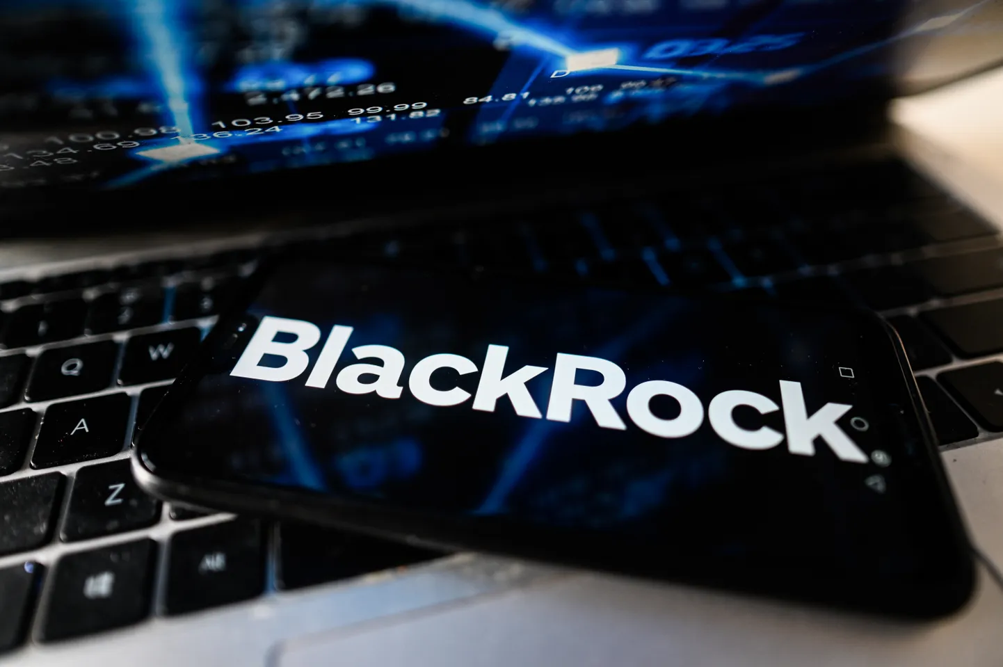 USA varahaldusfirma BlackRocki logo peegeldumas nutitelefoni ekraanilt.