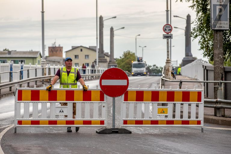 Pärnu 16AUG2021 Kesklinna sild suleti ööseks remondiks. Kesklinna silla remont. Sild suletud.