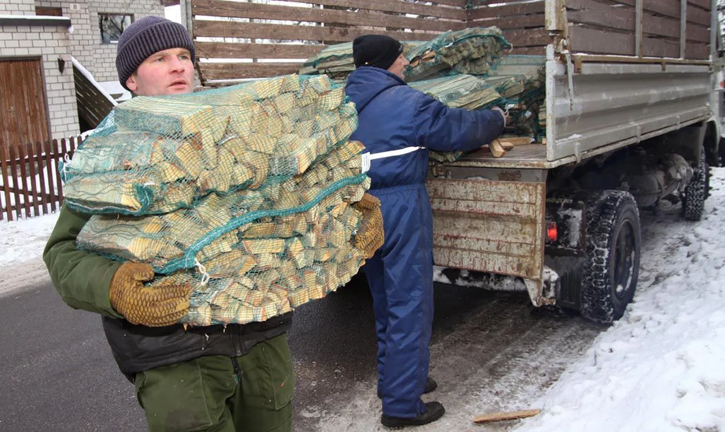 MTÜ Tulevikus tööd leidnud Arne ja Heinar (esiplaanil) viivad puud tellijale Oja tänavas otse koju.