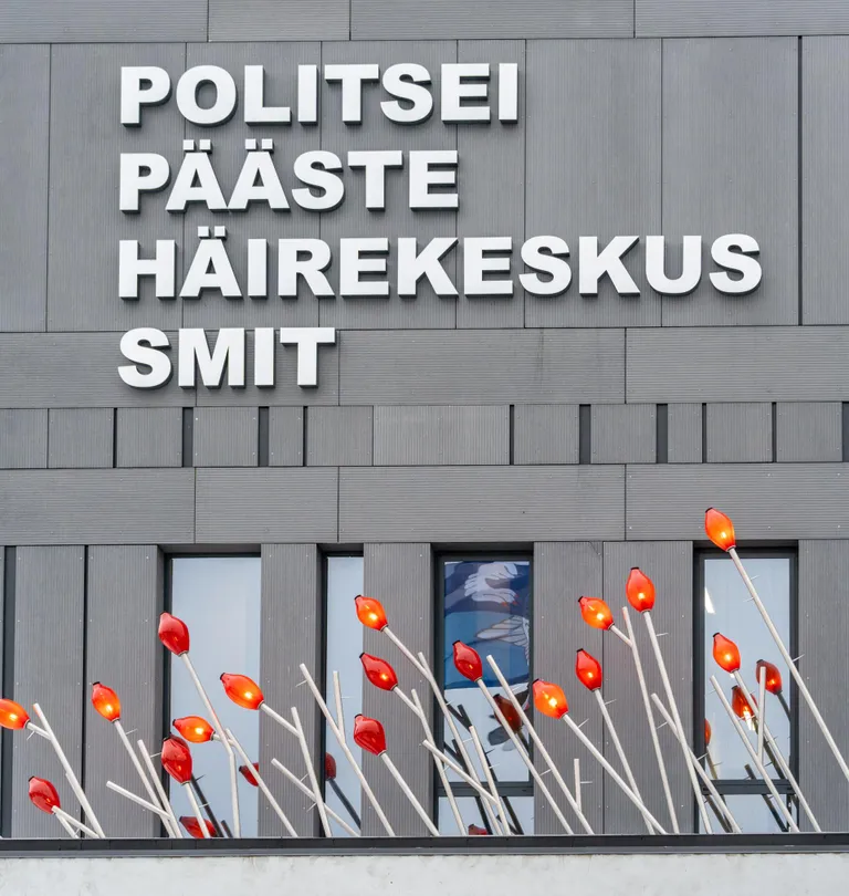 Valmis Pärnu siseturvalisuse ühishoone kunstikonkursi võidutöö “Kibuvits”.