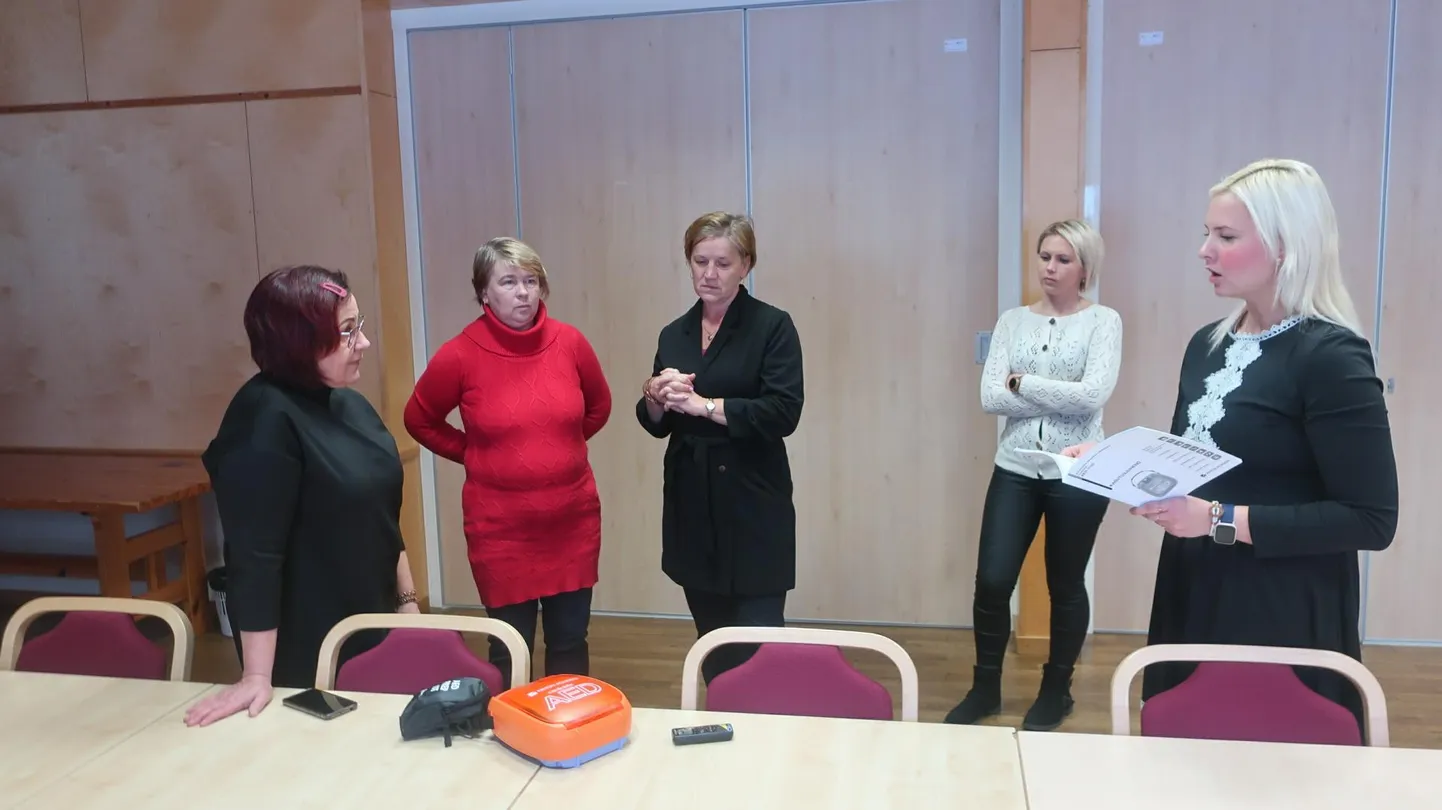 Elupäästjaga tegid Pille Tammpere (vasakul) juhendamisel esmalt tutvust Setomaa vallavalitsuse töötajad Ulve Kala, Erika Joonas, Margarita Kõdala ja Elen Kokla.