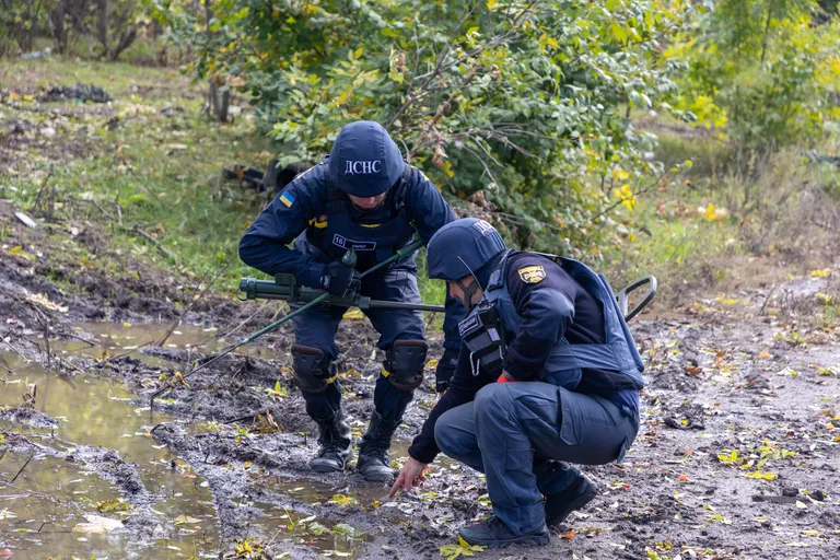 Ukrainian EOD specialists searching for mines.