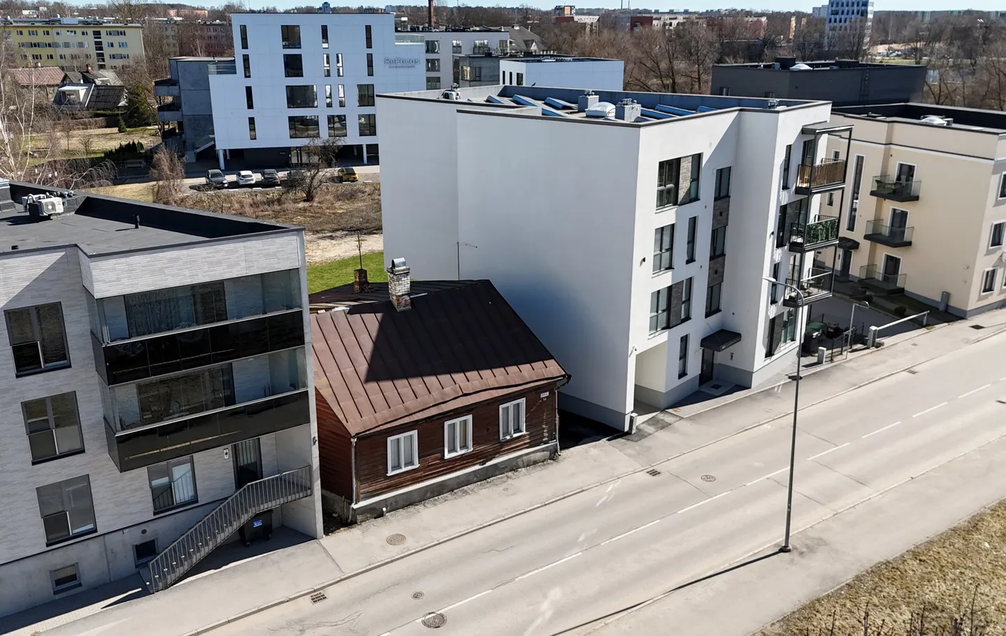 Millal Põigu tänaval kahe kortermaja vahel asuva vana puitmaja lammutamine täpselt algab, pole praegu veel teada.