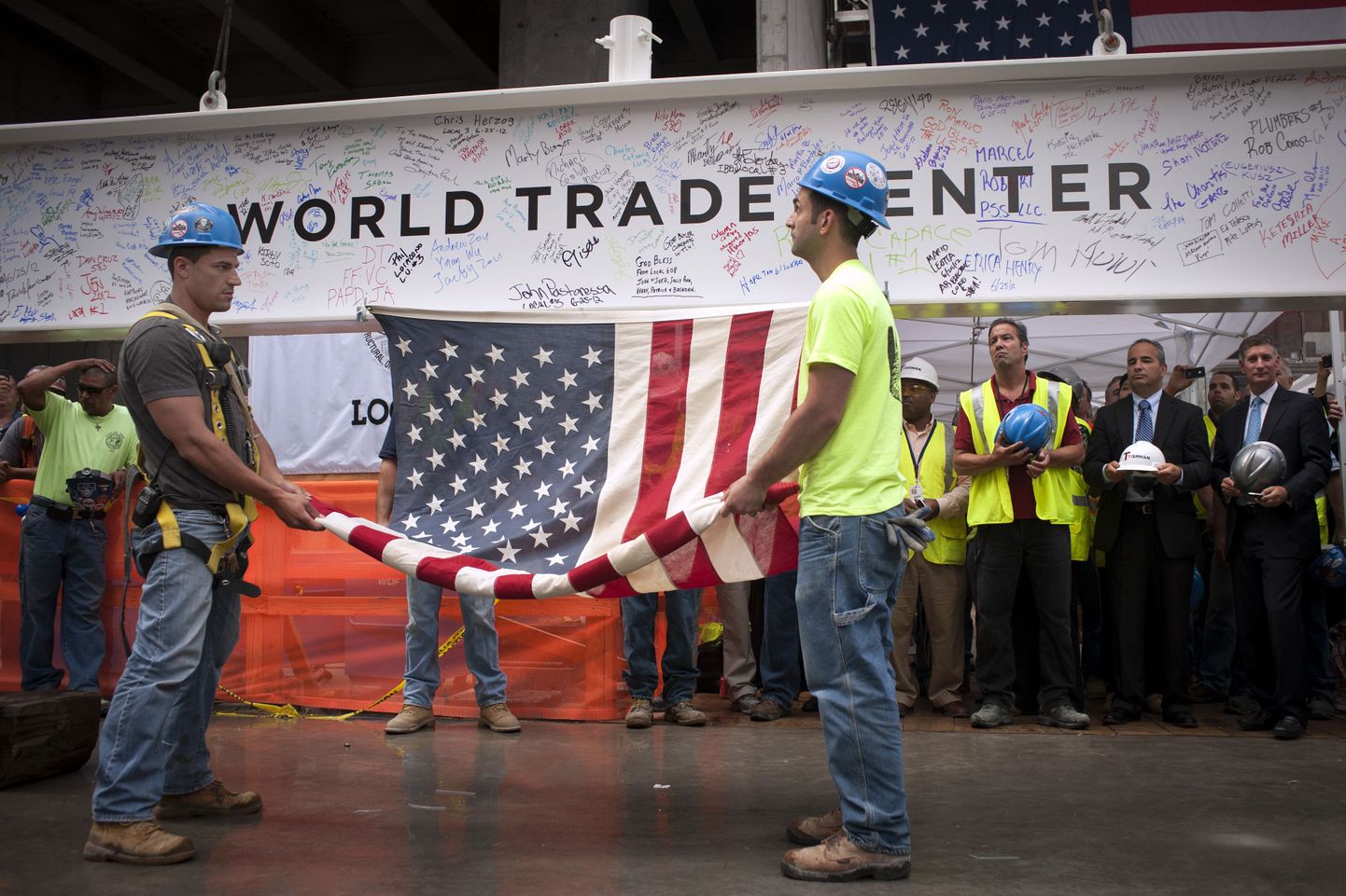 Ehitustöölised eilsel tseremoonial uue Maailma Kaubanduskeskuse juures