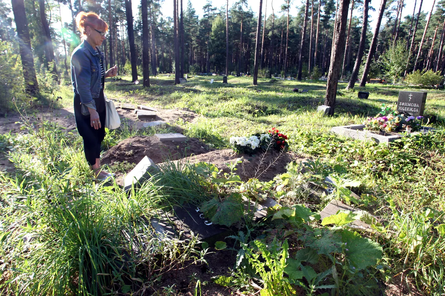 Pildil on Liiva kalmistul oma poja haual leinav Svetlana Koltovskaja. Poeg maeti tundmatu isikuna sinna kalmistu ossa, kus on tundmatute hauad.