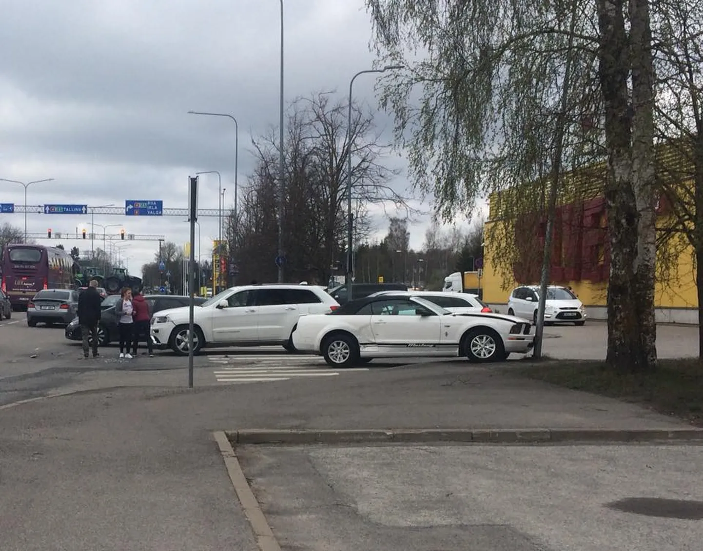 Kolme auto kokkupõrge Ülejõue Selveri parklas.