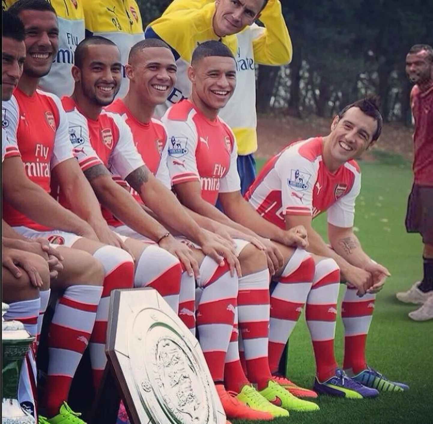 Lukas Podolski meeskonnafoto koos Ashley Cole'iga.