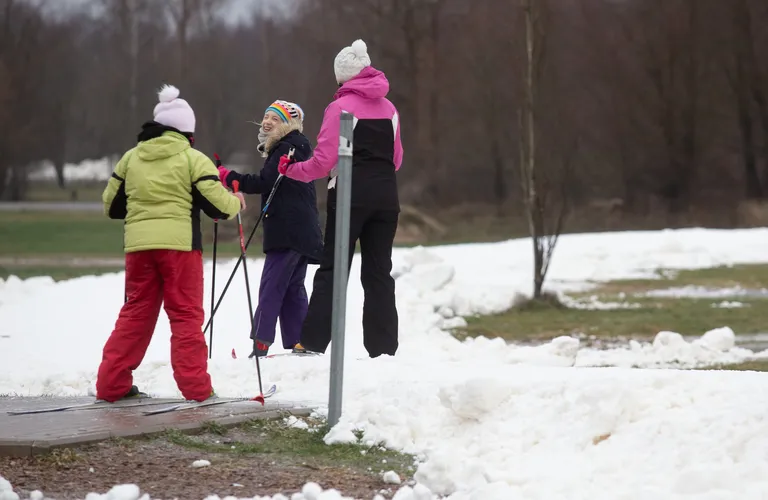 Suusatajad Tähtvere kunstlumerajal.