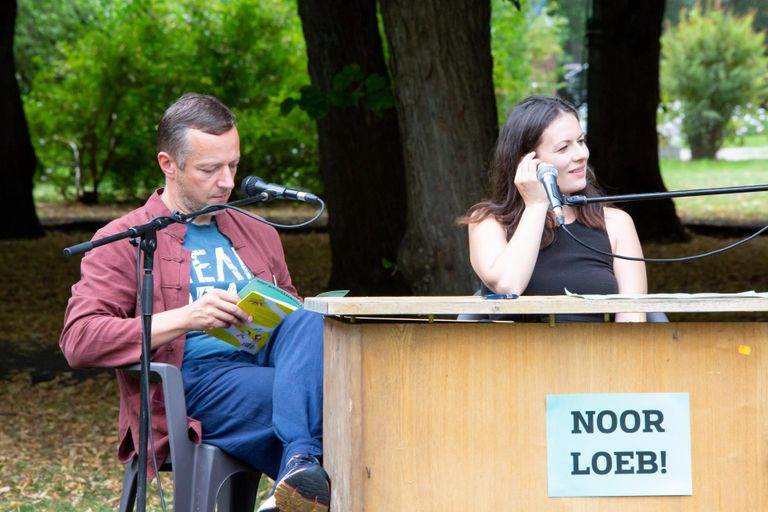 Hetk mulluselt Pärnu kirjandusfestivalilt, pildil Sütevaka humanitaargümnaasiumi vilistlased Indrek Koff ja Tuuli Velling.