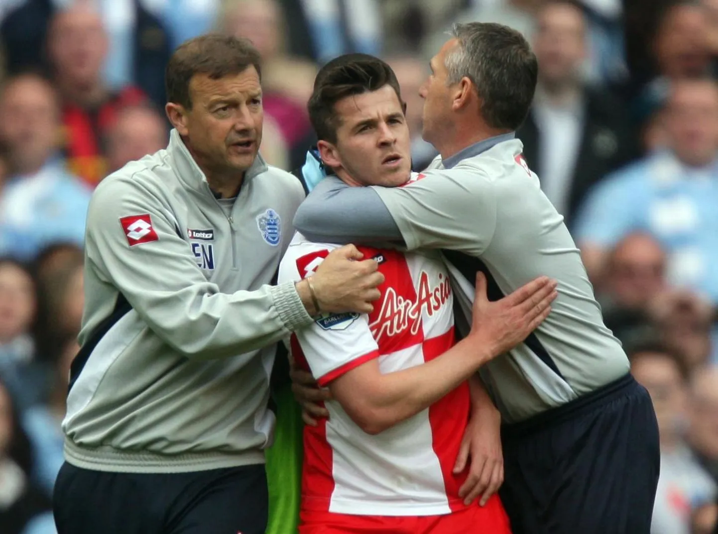 Joey Barton (keskel) sai hooaja viimases mängus punase kaardi ning peab järgmised 12 mängu vahele jätma.