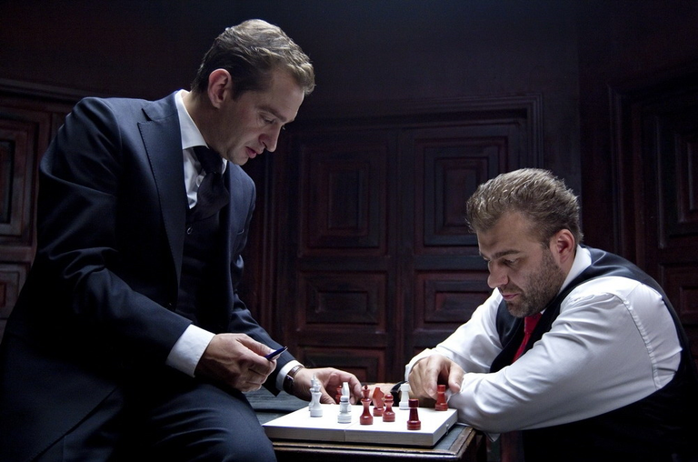 Между заседаниями Андрей и Веня играют в шахматы, сделанные для фильма по спецзаказу.