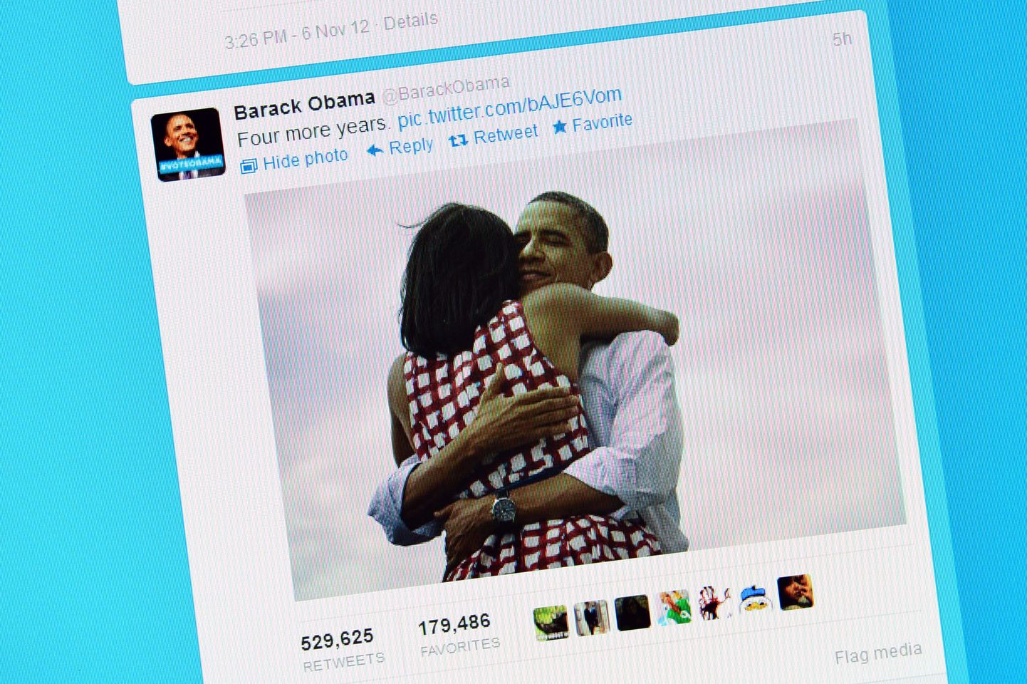 Barack Obama ja Michelle Obama kallistusfoto
