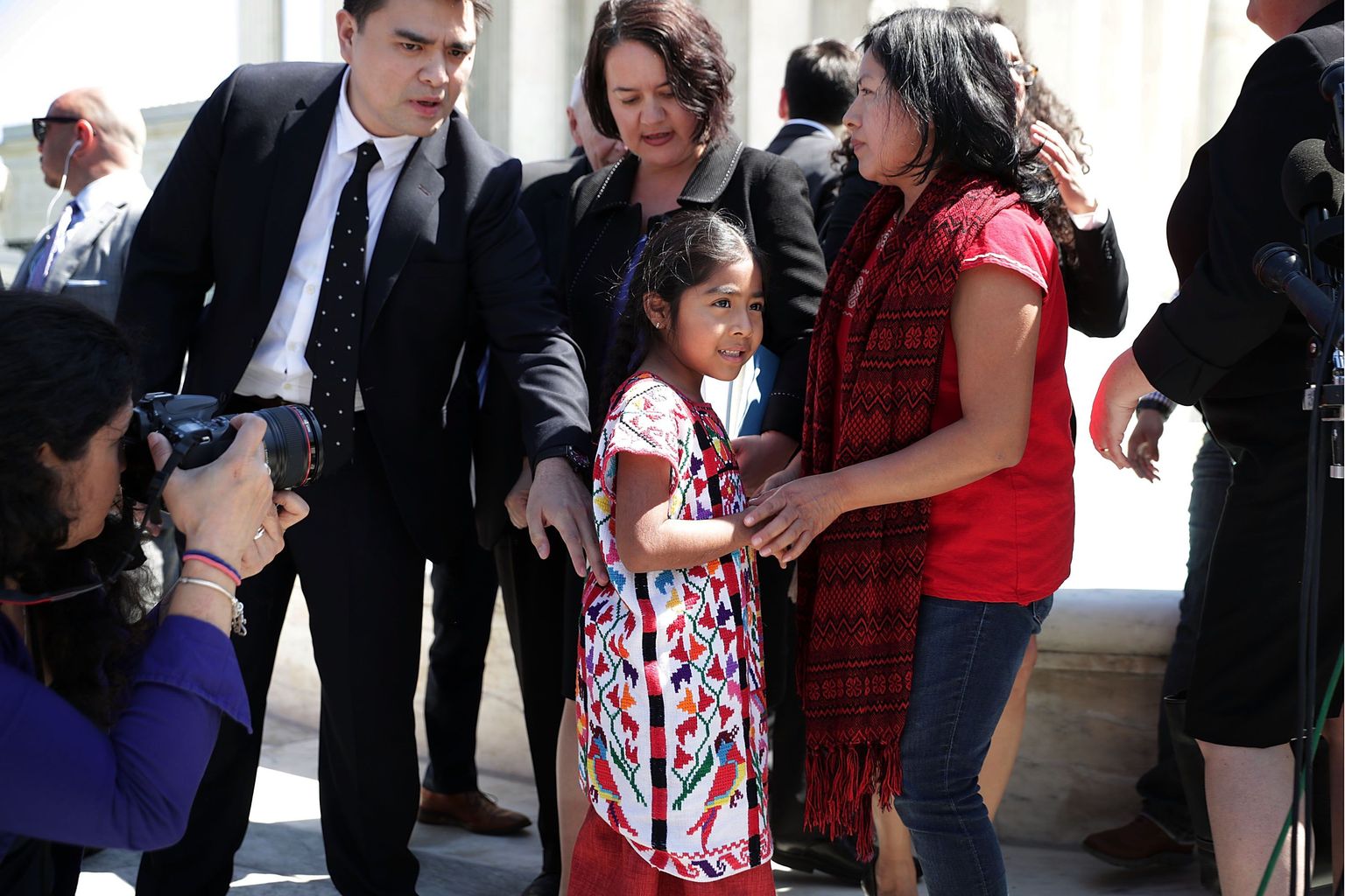 Sophie Cruz (keskel) koos isa Raul Cruzi ja ema Soyla Cruziga