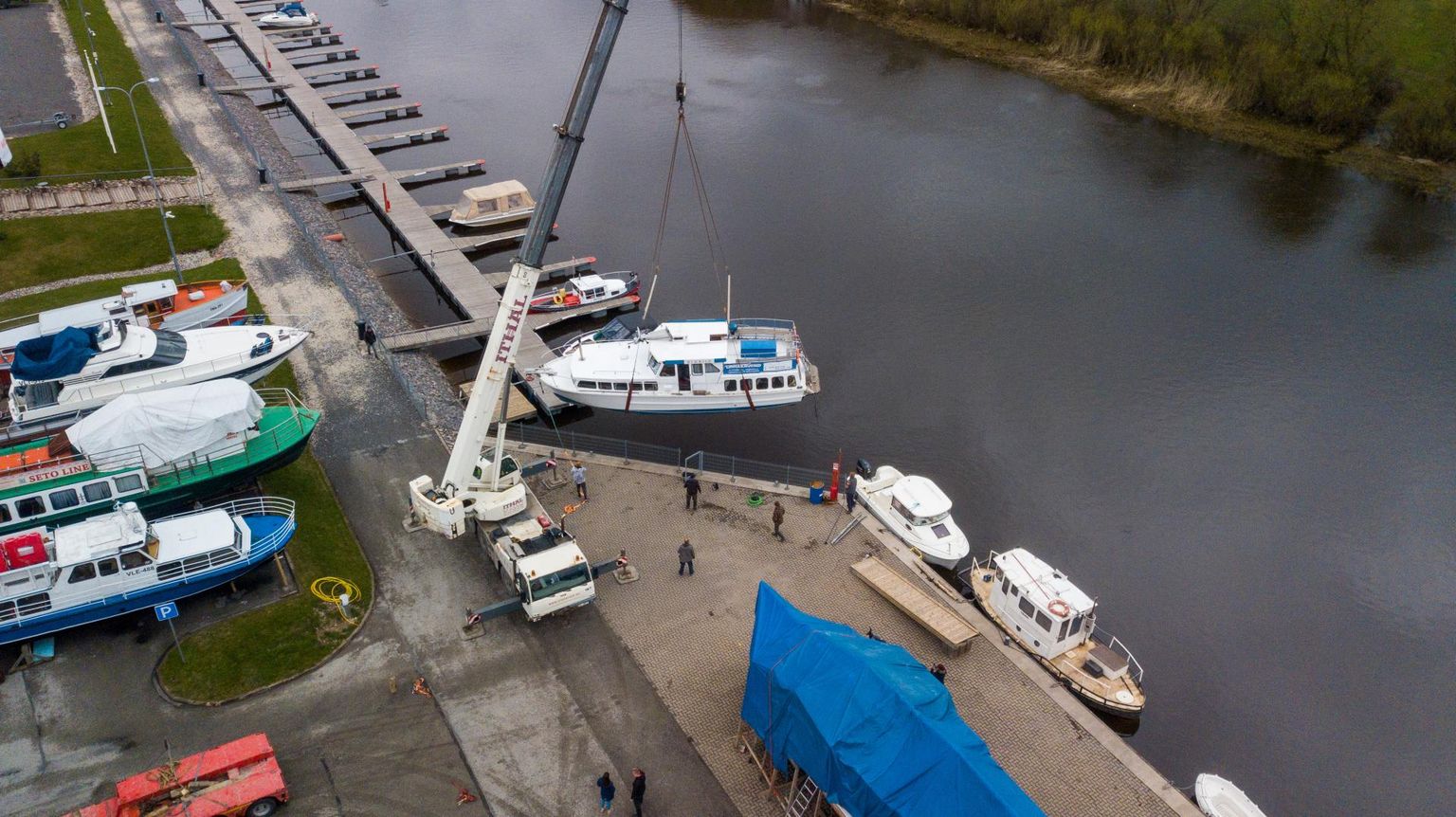Karlova sadamas tõsteti eile lõunal Emajõkke reisilaev Signild.