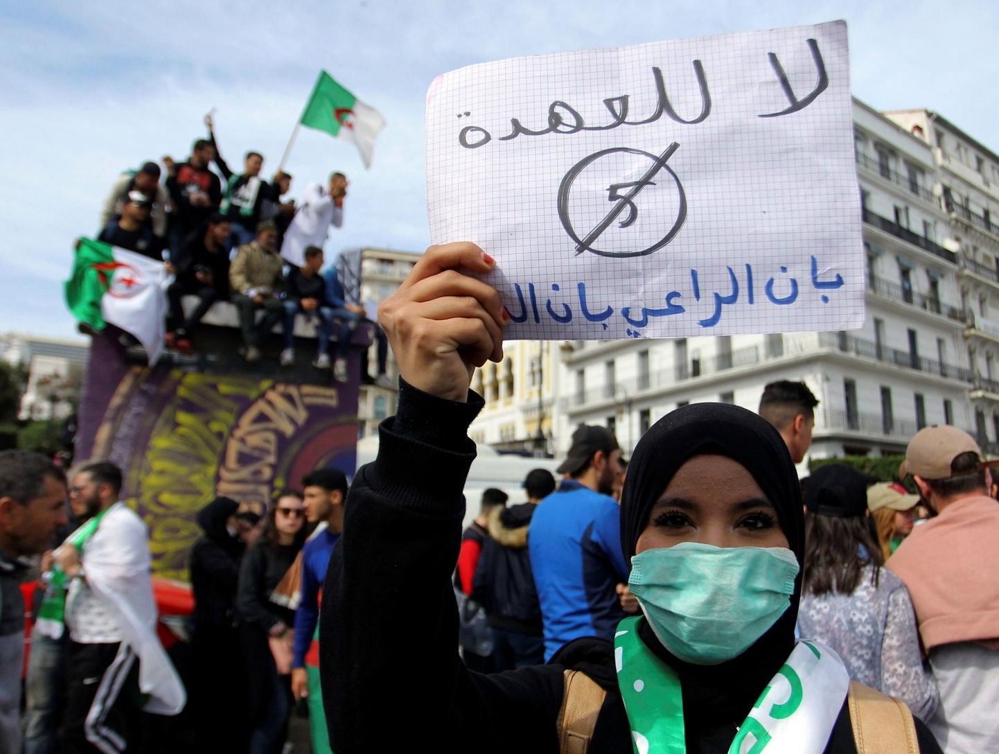 Juba kaks nädalat on Alžeerias käinud tuhanded inimesed tänaval, et näidata oma vastuseisu president Abdelaziz Bouteflika ametis jätkamisele. Pildil noor alžeerlanna mõne päeva eest toimunud suurel meeleavaldusel araabiakeelse sildiga: «Ei viiendale mandaadile!» 