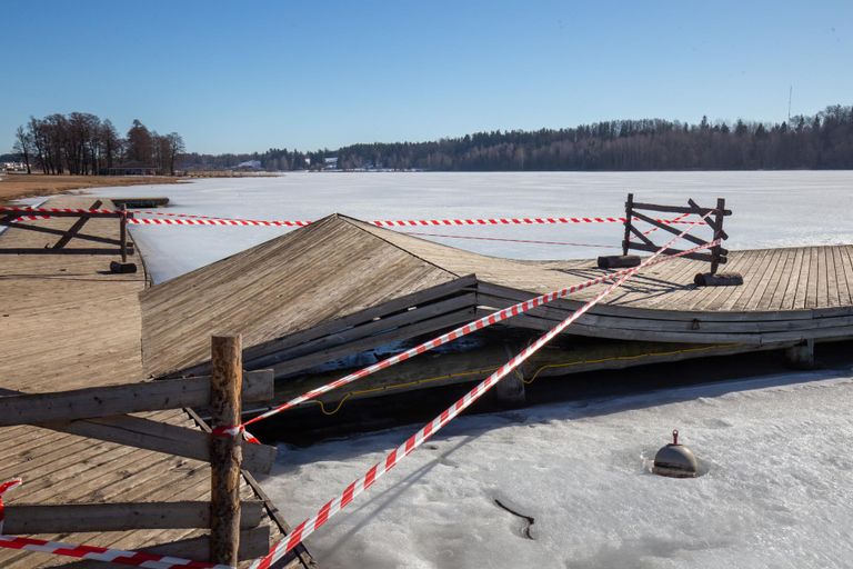 Enne jää sulamist nägi Viljandi järve paadisild välja selline. Foto on tehtud 21. märtsil.