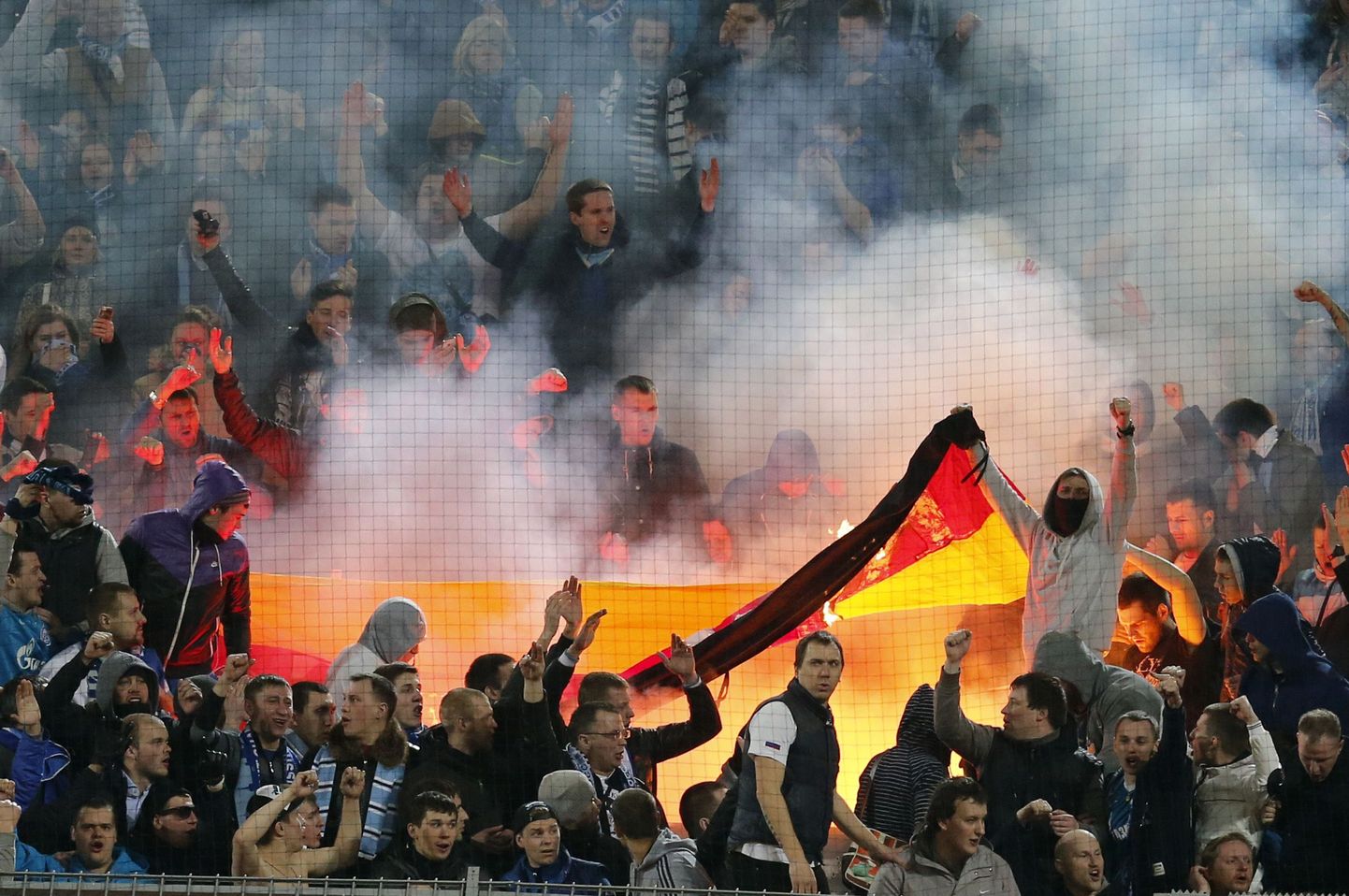 St. Peterburi Zeniti fännid põletamas Saksamaa lippu.