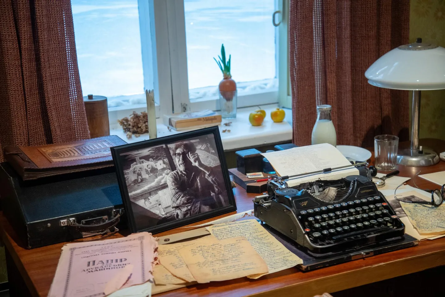 Fotograaf Endel Veliste jäädvustus kunstnikust, kooliõpetajast ja kirjamehest Paul Kondasest tervitab tulijat Kondase toa kirjutuslaual.