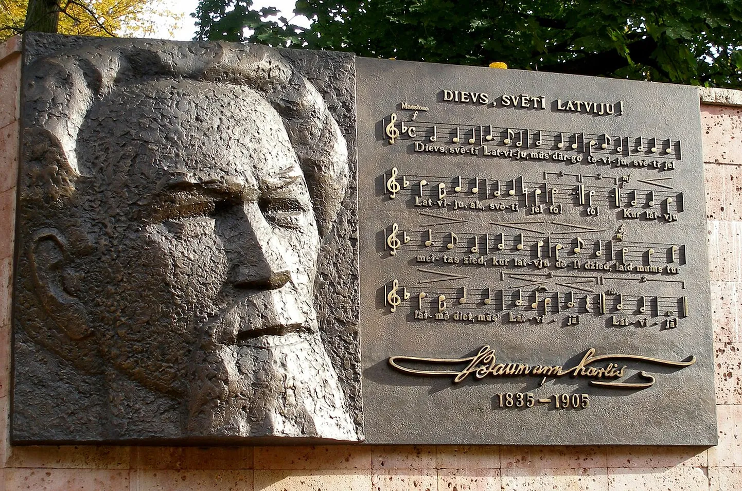 Latvijas valsts himnas autoram Baumaņu Kārlim veltītā piemiņas plāksne Viesturdārzā, Rīgā