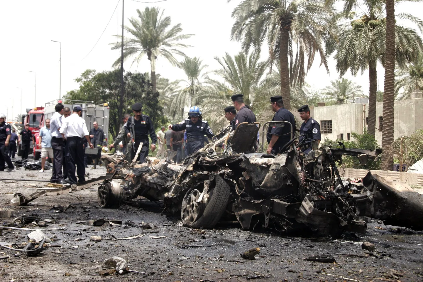 Iraagi politsei tänase pommirünnaku paigas.