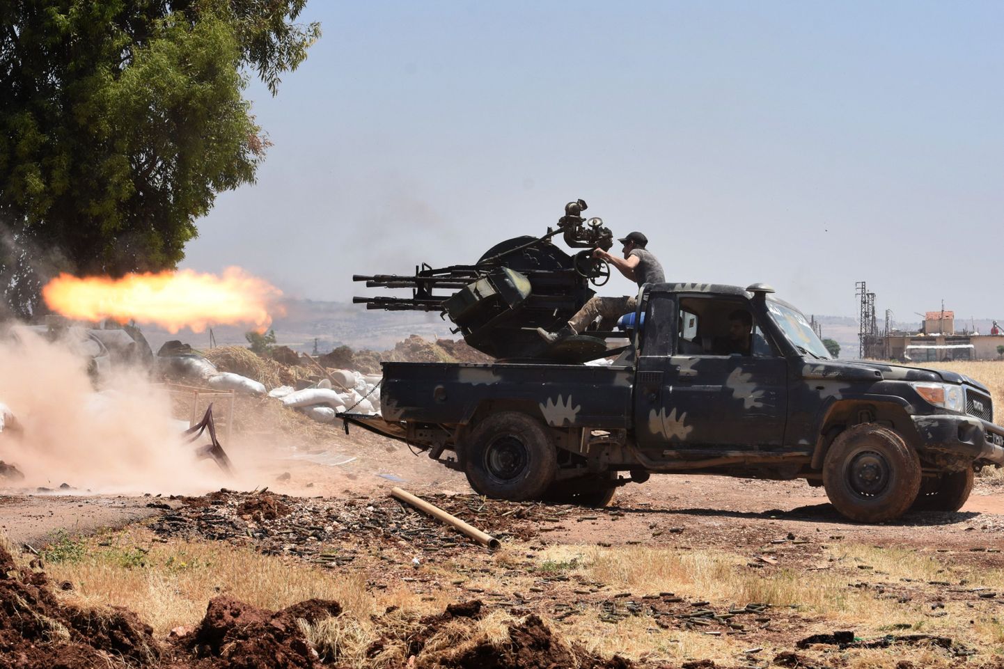 Süüria režiimivägede võitleja tulistamas Hama provintsis. Foto on illustratiivne.