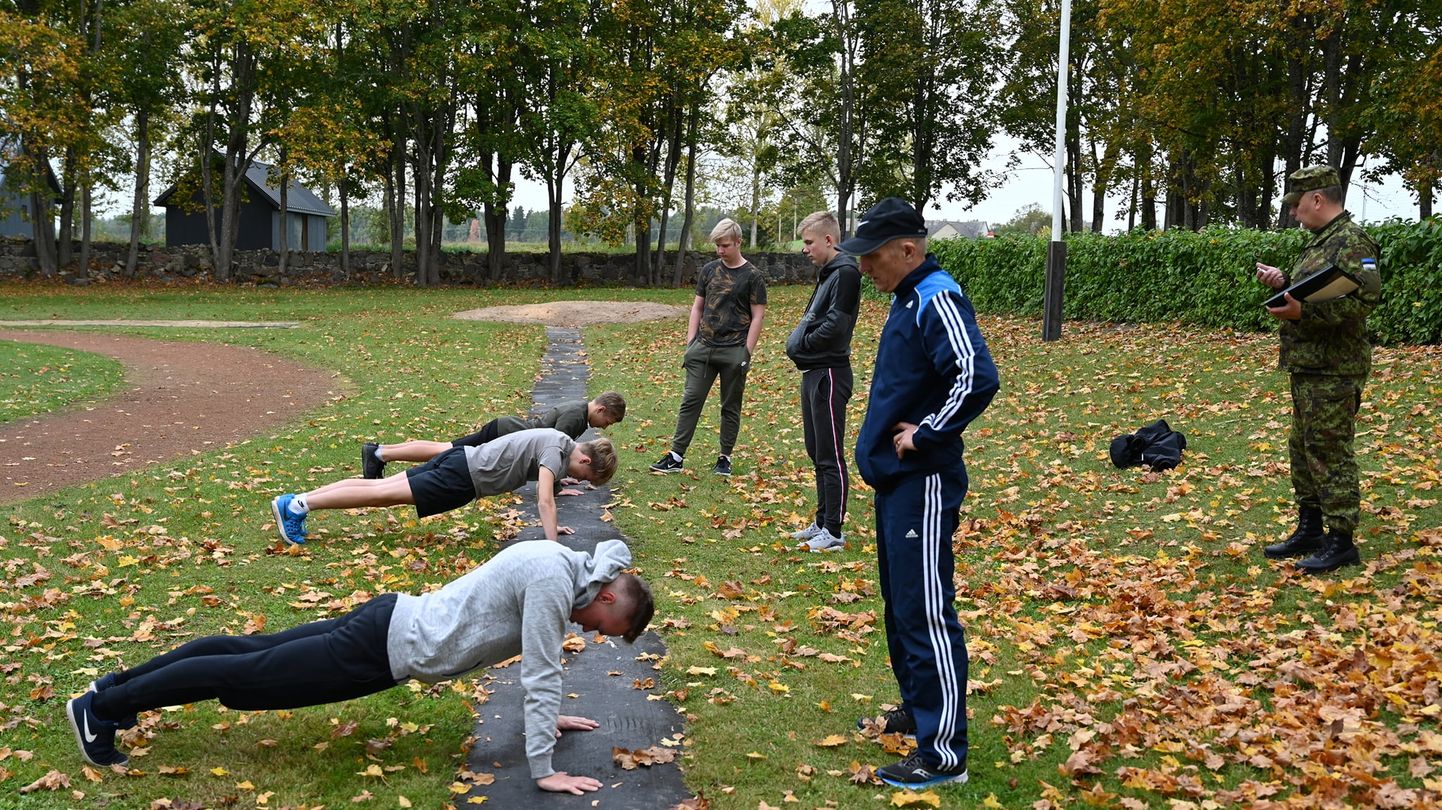 Koeru keskkooli õpilased said eelmisel nädalal teha ränkrasket sõjalis-sportlikku NATO testi, järgmisel aastal on neil võimalus osaleda riigikaitsevõistlusel..