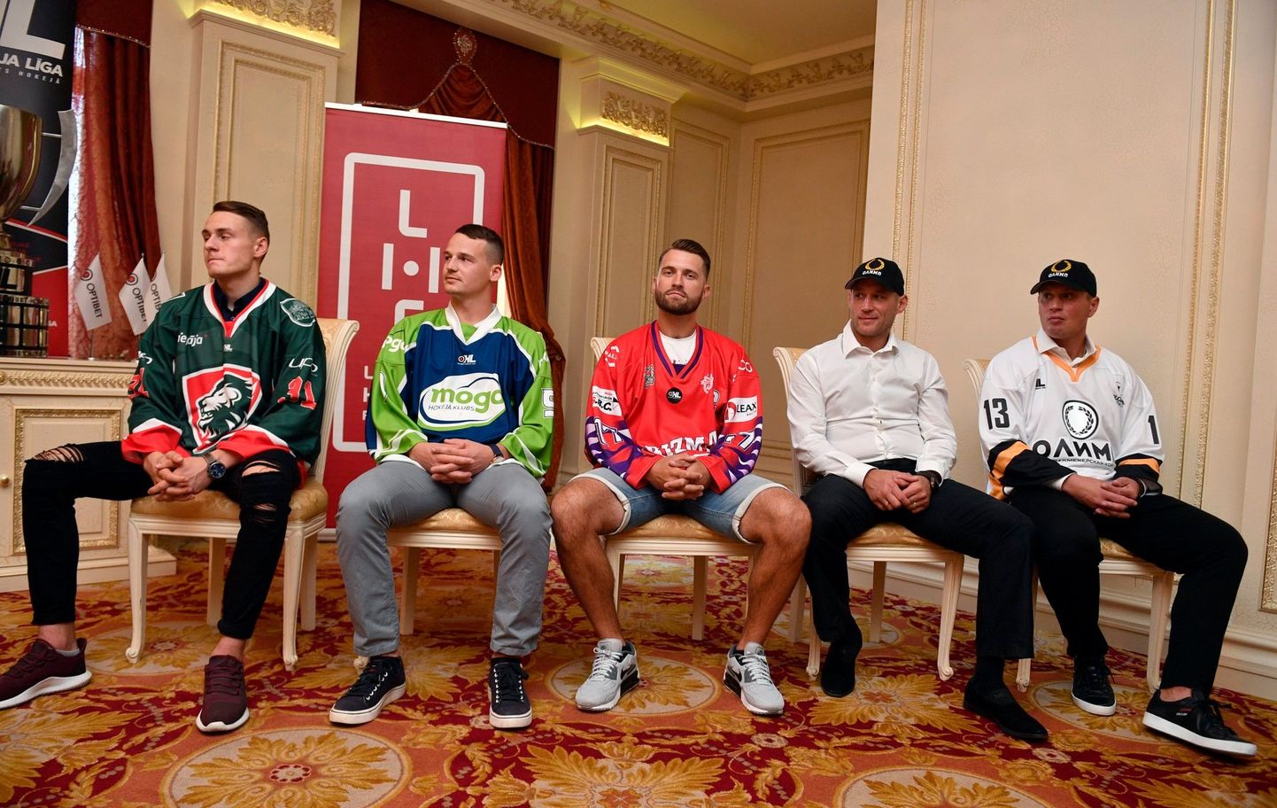 Rīgas "Olimp" spēlētāji Georgijs Pujacs (no labās) un Aleksejs Širokovs (otrais no labās) "Optibet" hokeja līgas sezonas prezentācijā.