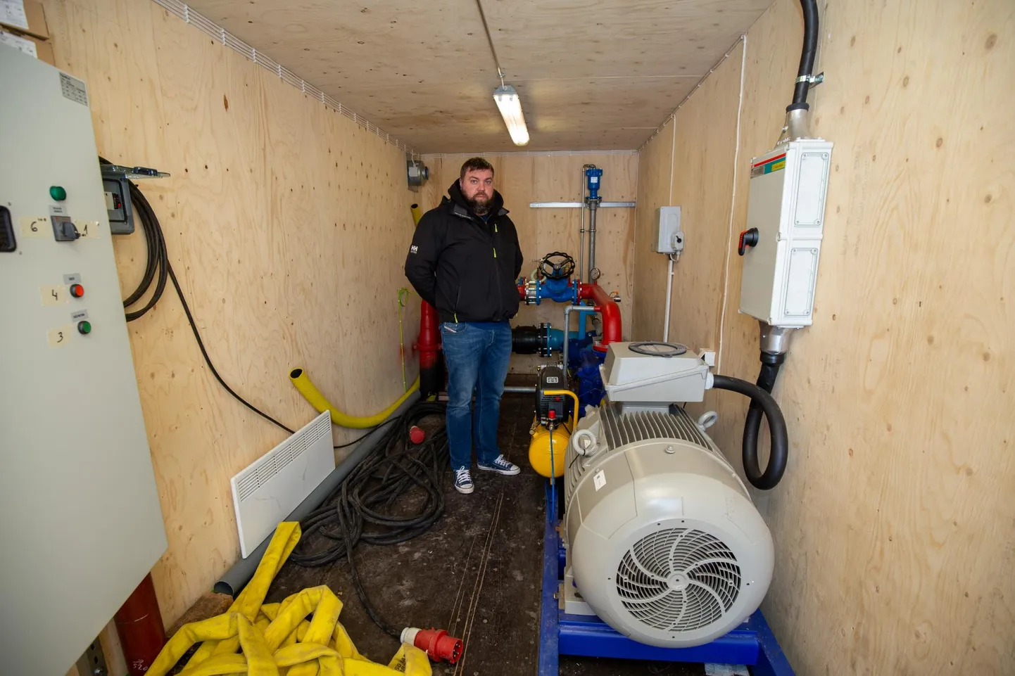 Tähtvere spordipargi haldusjuht Marti Viilu pole elektri kõrge hinna tõttu kindel, kas tasub lumekahurid tööle panna või ei.