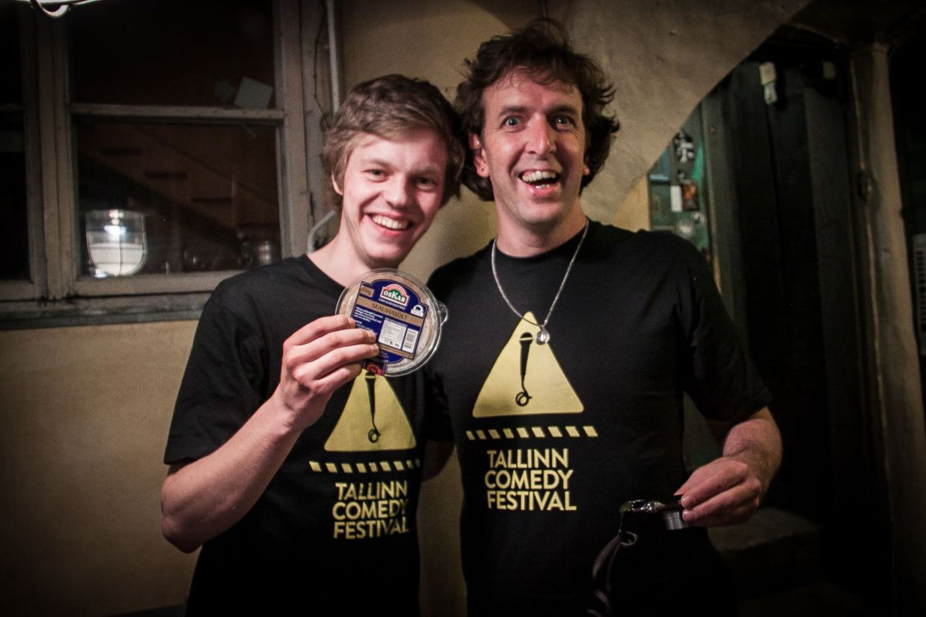 Tallinn Comedy Festival 2014. Will Franken(paremal) sai Tallinn Comedy Festivalil oma elu esimese süldi