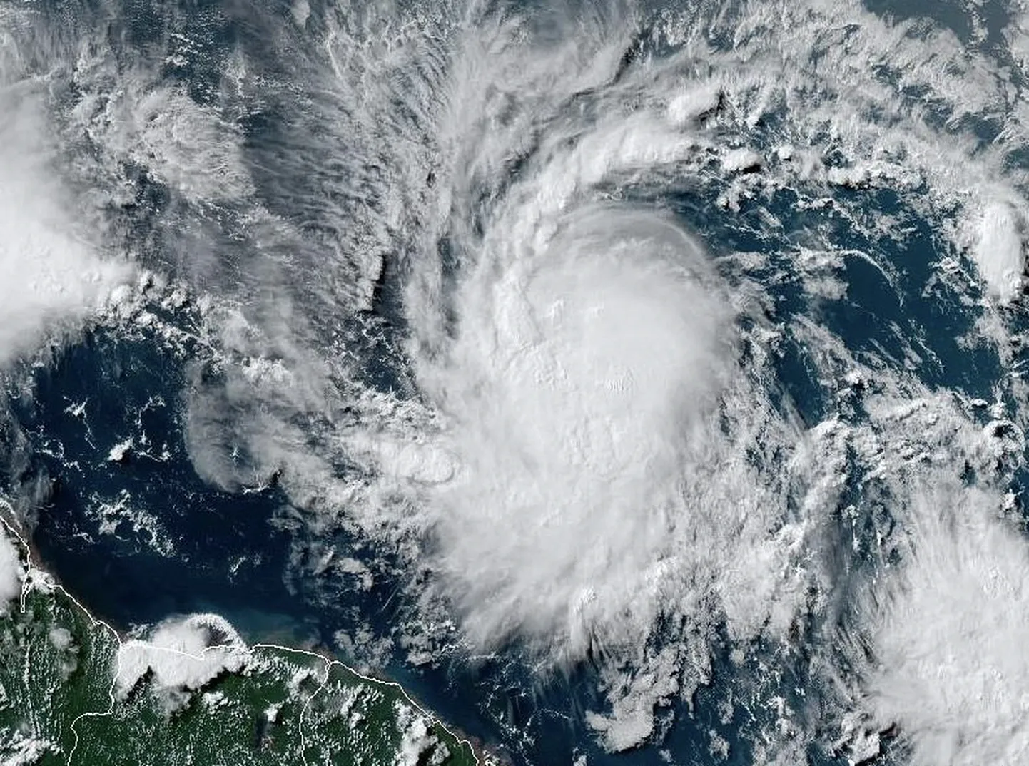 Спутниковый снимок NOAA урагана «Берил».