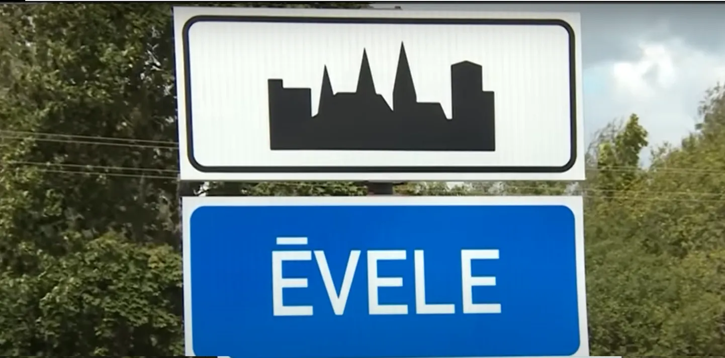 Дорожный указатель населенного пункта Эвеле