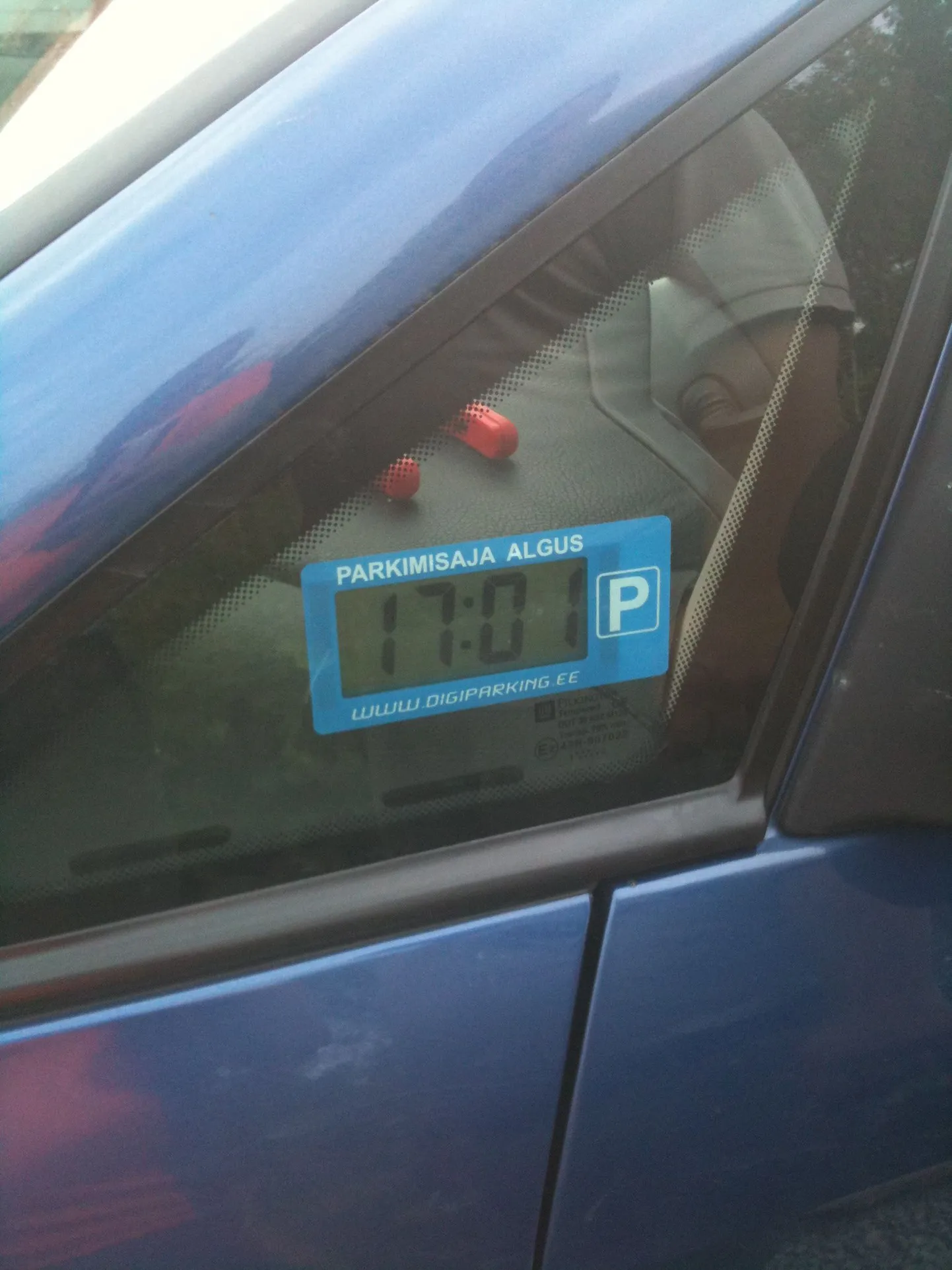 Digitaalne parkimiskell märgib auto peatumisel automaatselt parkimisaja alguse.