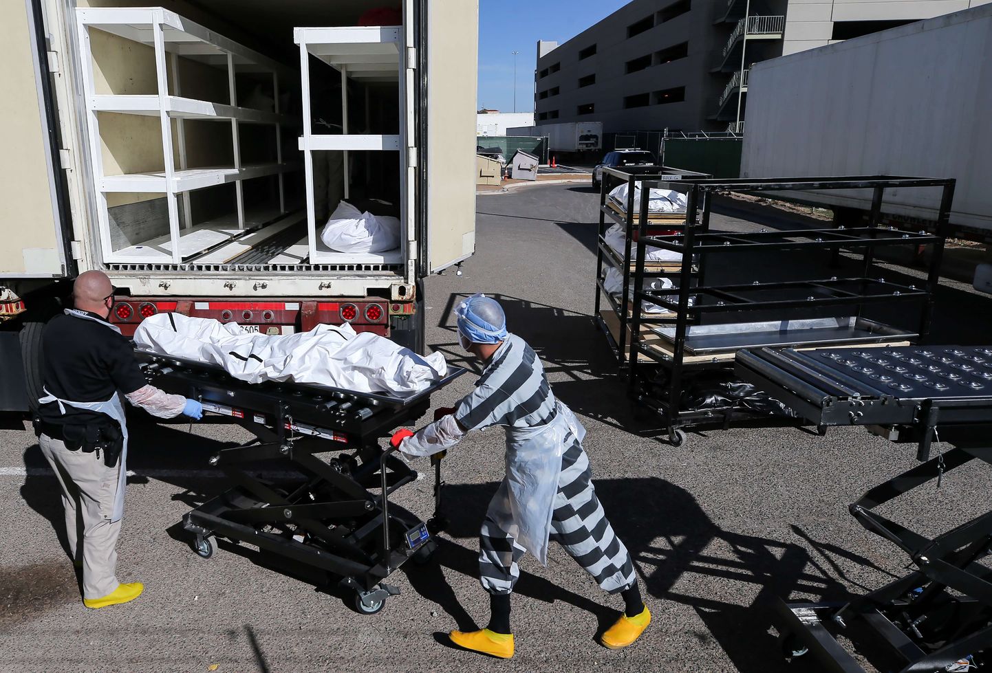 El Paso vangla kinnipeetav aitamas surnukehi transportida.