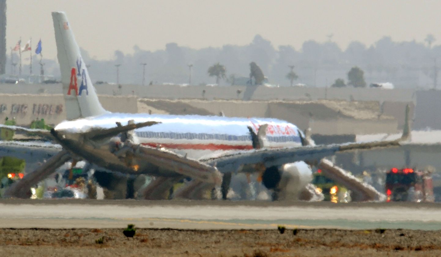 Sama tüüpi Boeing pärast hädamaandumist Los Angelese lennujaamas. pildil olev lennuk pole vahejuhtumiga seotud.