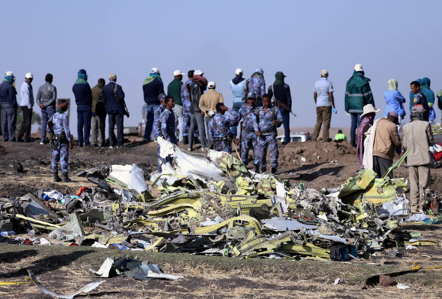 Uurijad Ethiopian Airlinesi allkukkunud lennuki rusude juures.