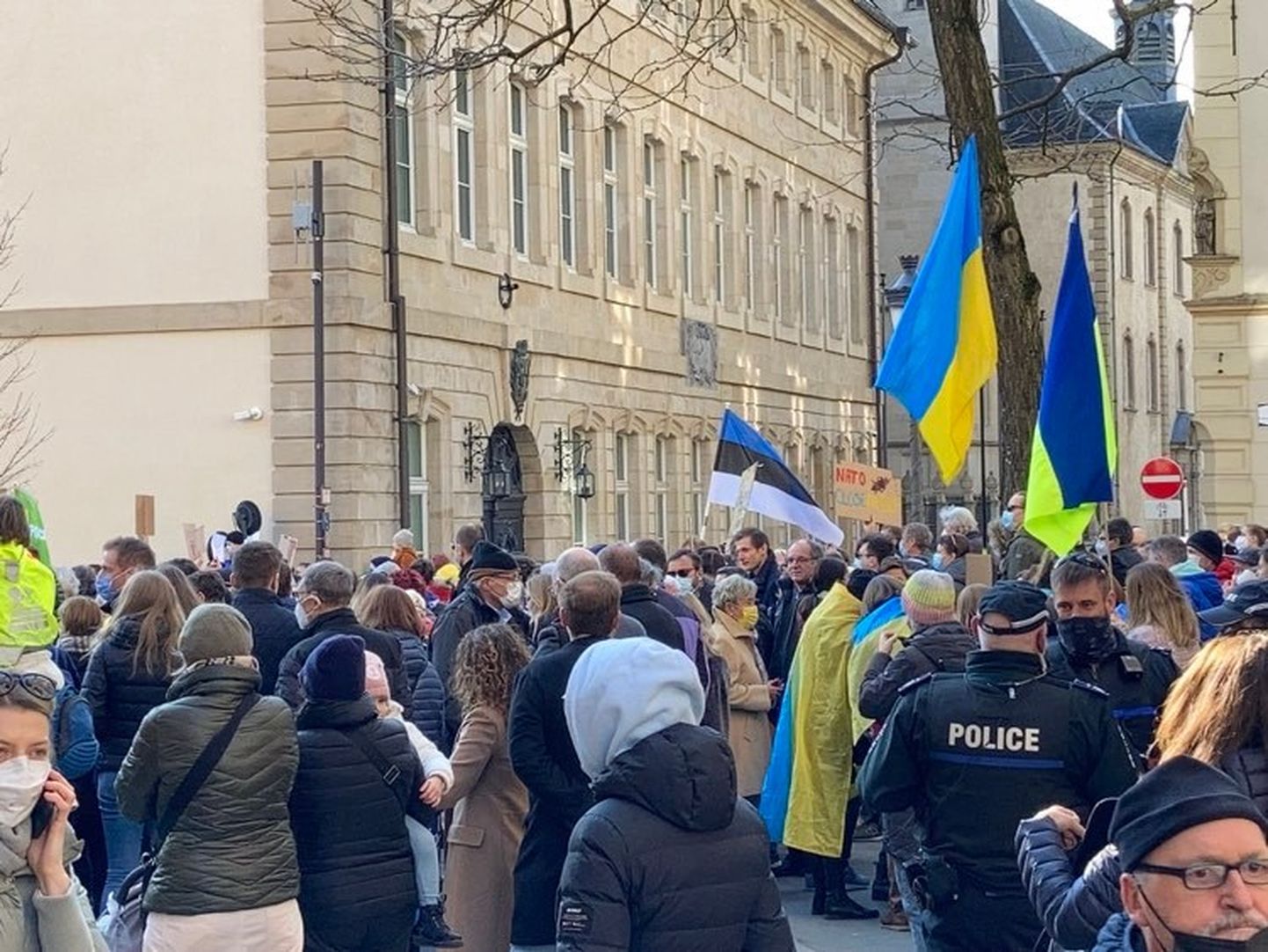Ukraina toetuseks peetav meeleavaldus Luksemburgis 5. märtsil 2022.