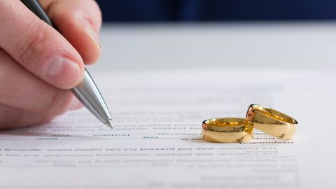 VALUS APSAKAS ⟩ Kõrgelt hinnatud advokaadibüroo lahutas hiirekliki eksimuse tõttu vale abielupaari