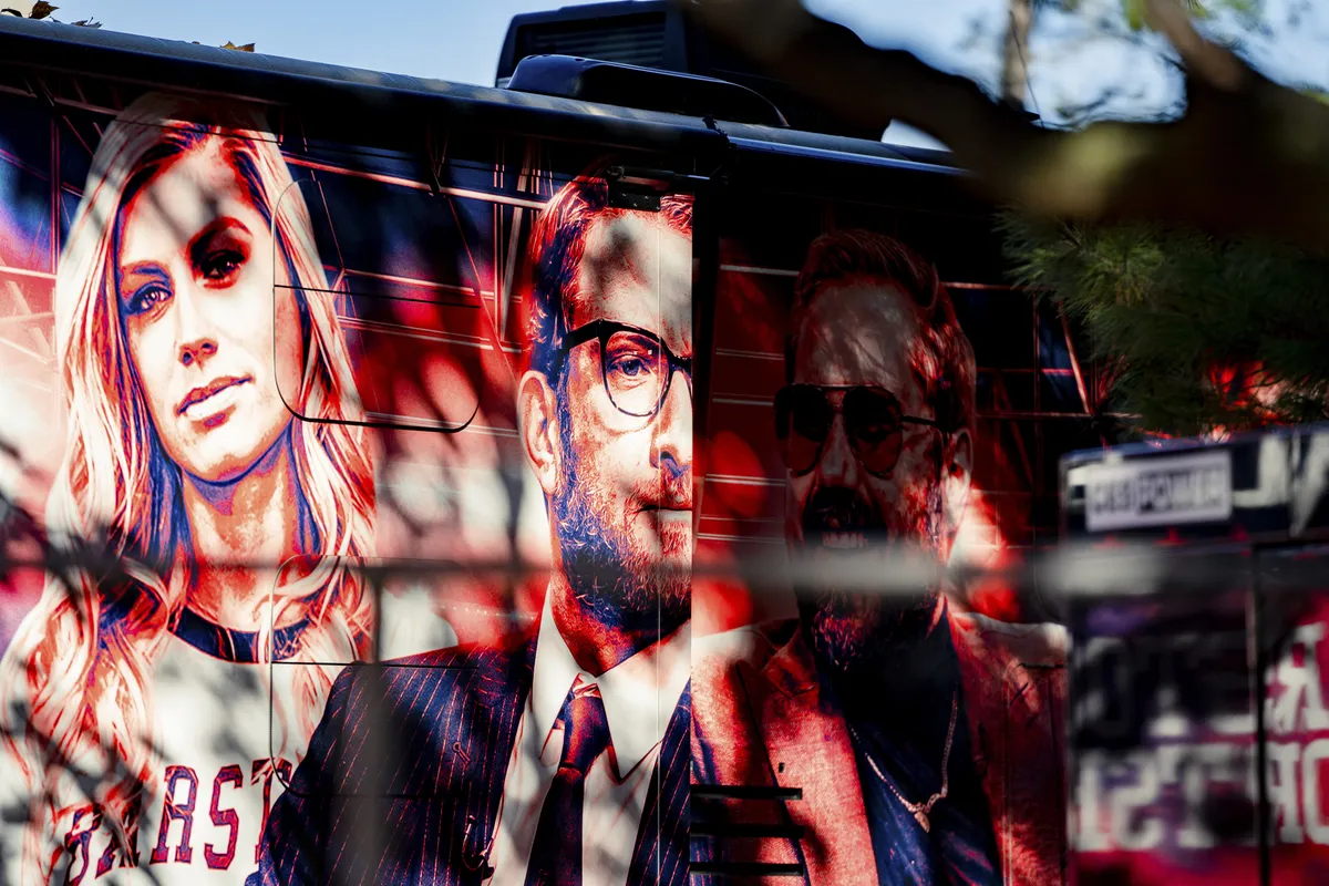 Mõned liberaalsed kommentaatorid on öelnud, et demokraadid vajaksid oma versiooni sellisest platvormist nagu Barstool Sports, mis on kultuuriliselt parempoolne, kuid mitte tingimata poliitiline.