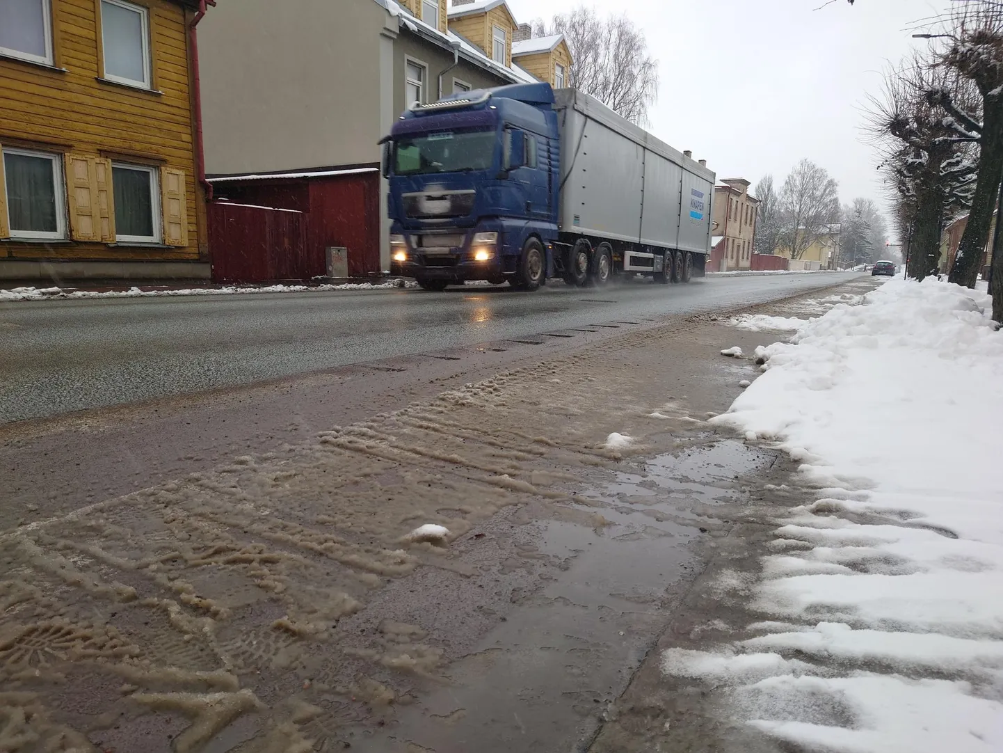 Puiestee tänavat läbivad päevas sajad raskeveokid. Osa neist satub paraku praegu väga kehvasti nähtavale täristile, mis tekitab omakorda majades suurt vibratsiooni.