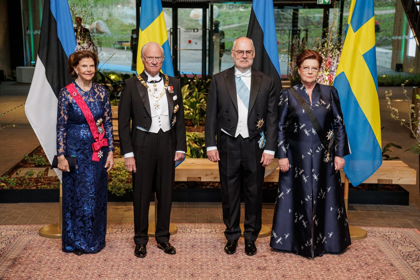 Üheks presidendi kantselei tänavuse ülekulu põhjuseks oli Rootsi kuningapaari visiit maikuus. Foto on tehtud 2. mail Viimsi Artiumis toimunud pidulikul õhtusöögil. Vasakult Rootsi kuninganna Silvia ja kuningas Carl XVI Gustaf ning president Alar Karis ja proua Sirje Karis.