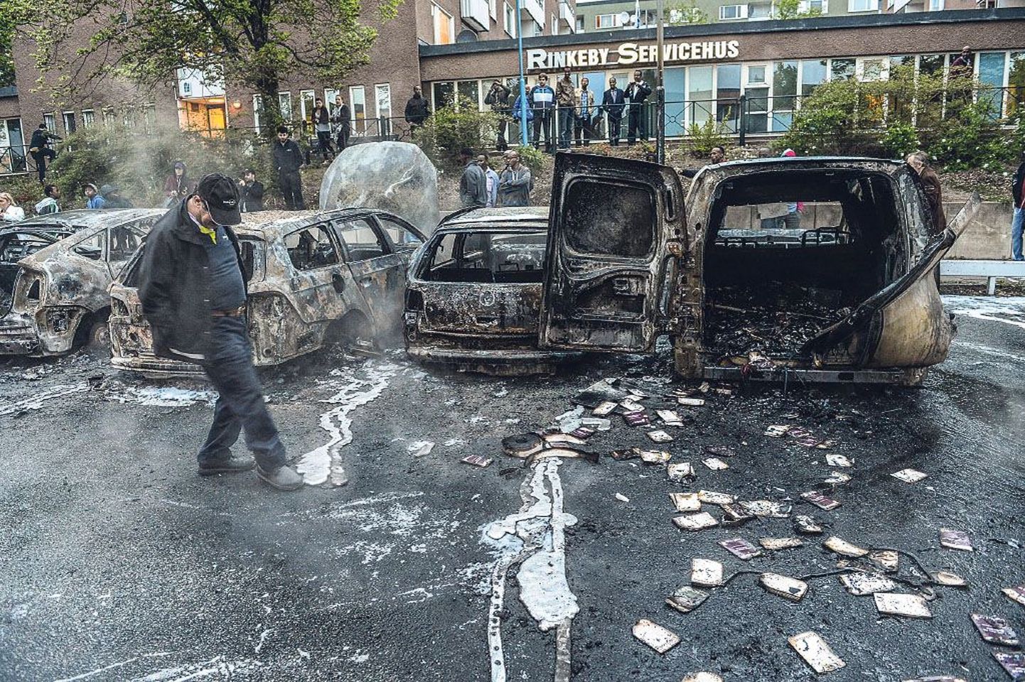 Stockholmi eeslinnas Rinkebys valitseb pärast nädala jagu öid kestnud massirahutusi habras rahu.