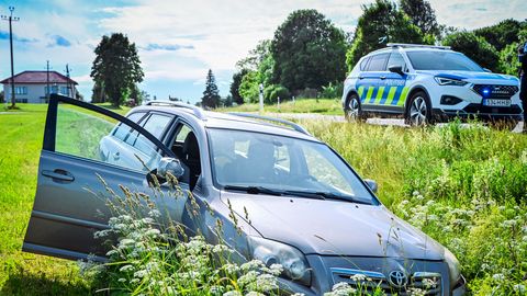 GALERII ⟩ Viljandimaal sõitis autoroolis uinunud juht kraavi