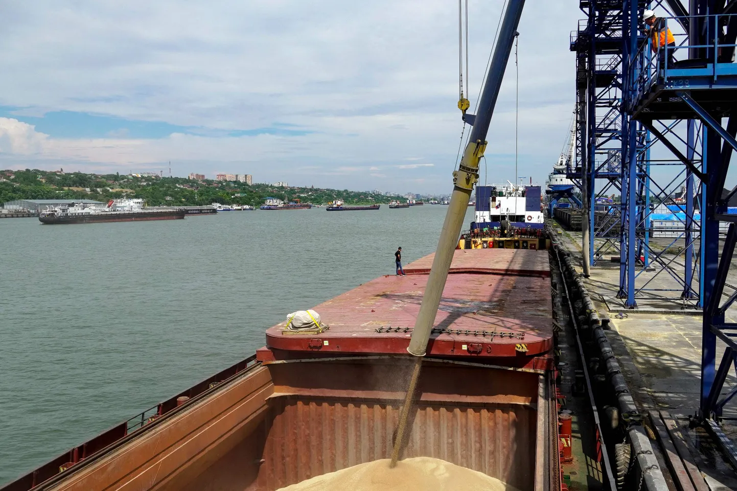 Nisu laadimine kaubalaevale Rostovi sadamas Donil 26. juulil 2022. (Photo by STRINGER / AFP)