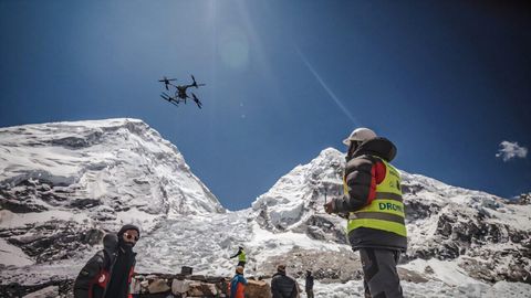 VIDEO ⟩ Droonid saadeti Mount Everestile sõtta just sellega