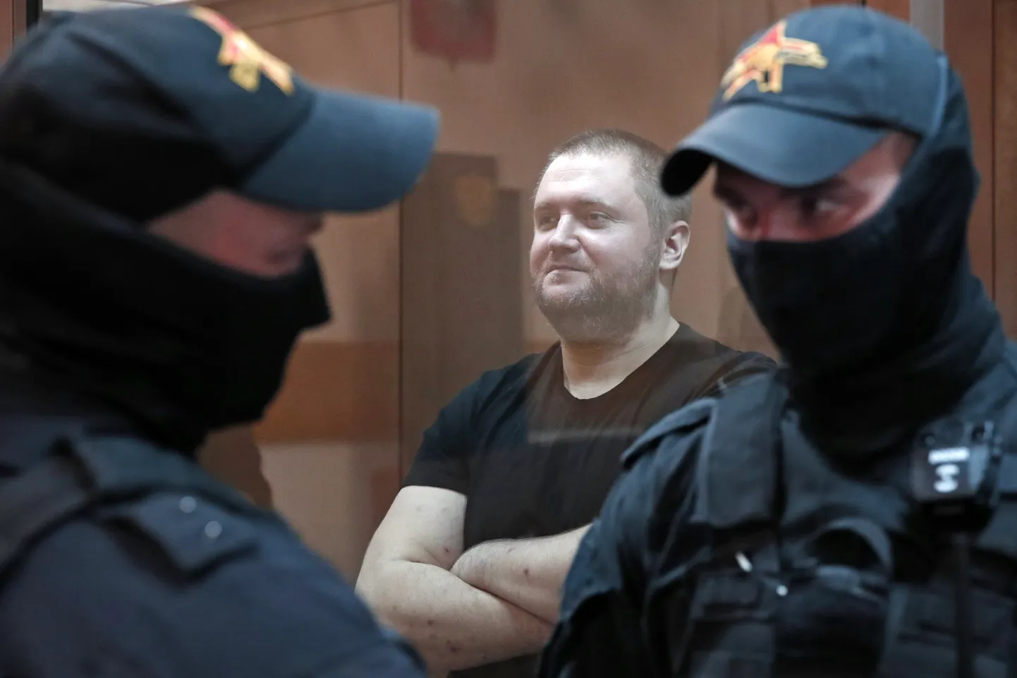 Vladimir Vorontsov (keskel) Moskva kohtus.