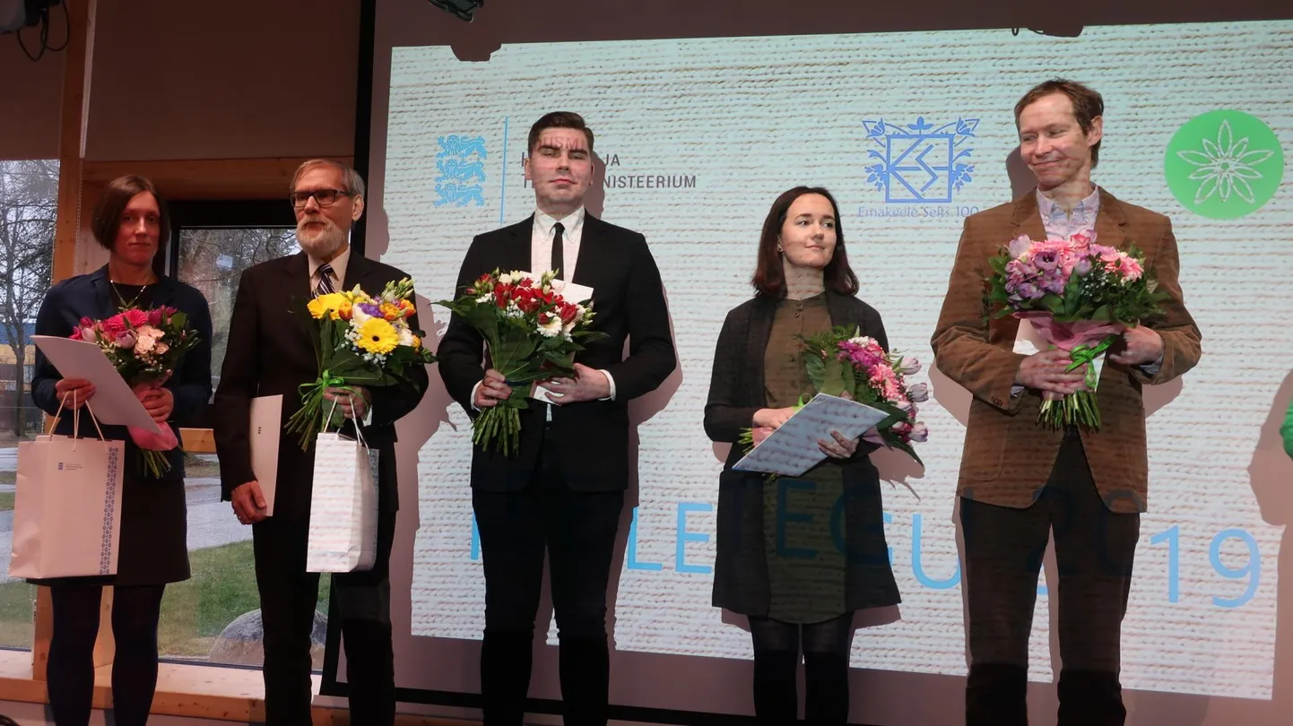 Tänavused keeleteolised võtsid tunnustuse vastu Põlva gümnaasiumis.