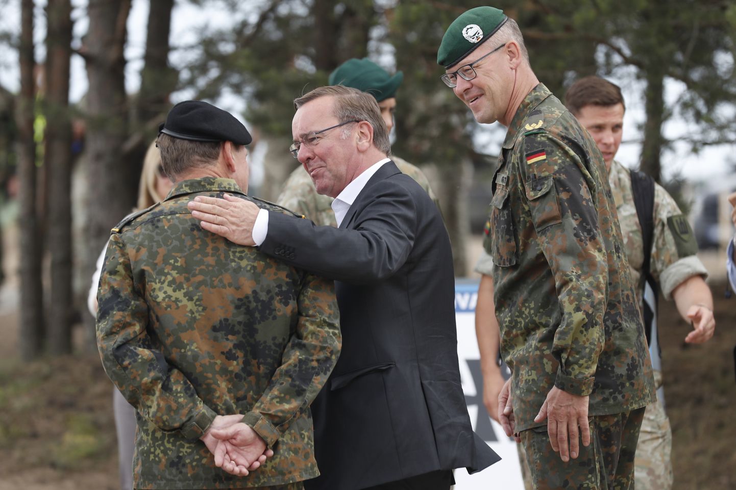 Saksa kaitseminister Boris Pistorius (keskel) külastab Leedus teenivaid Saksa sõdureid