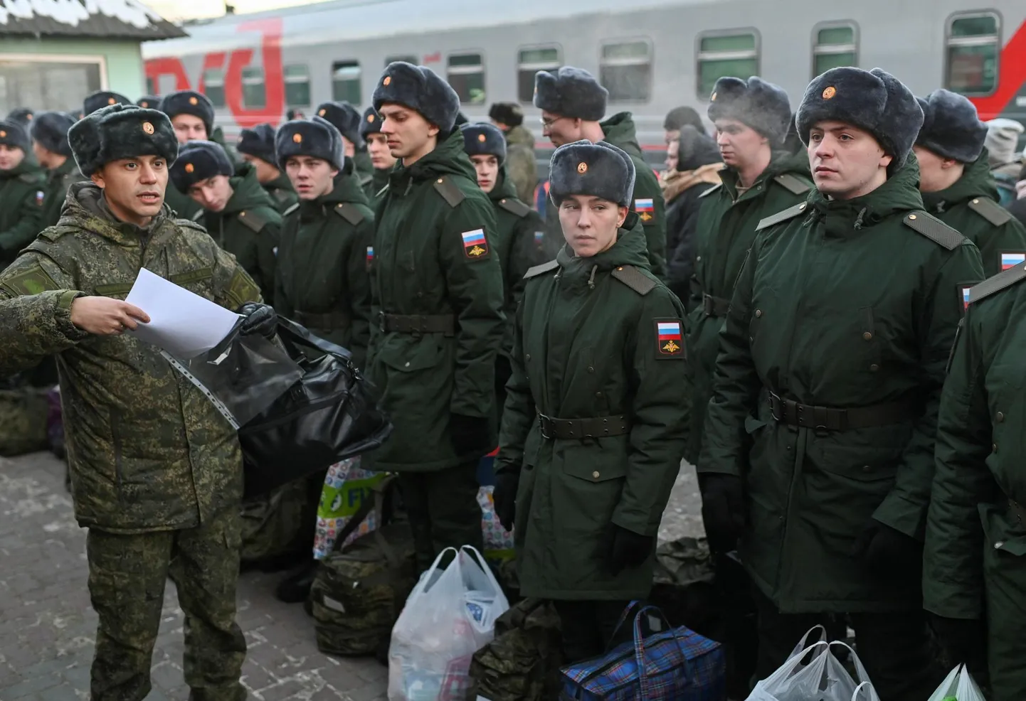 Äsja värvatud Vene ajateenijad enne rongileminekut Omskis.