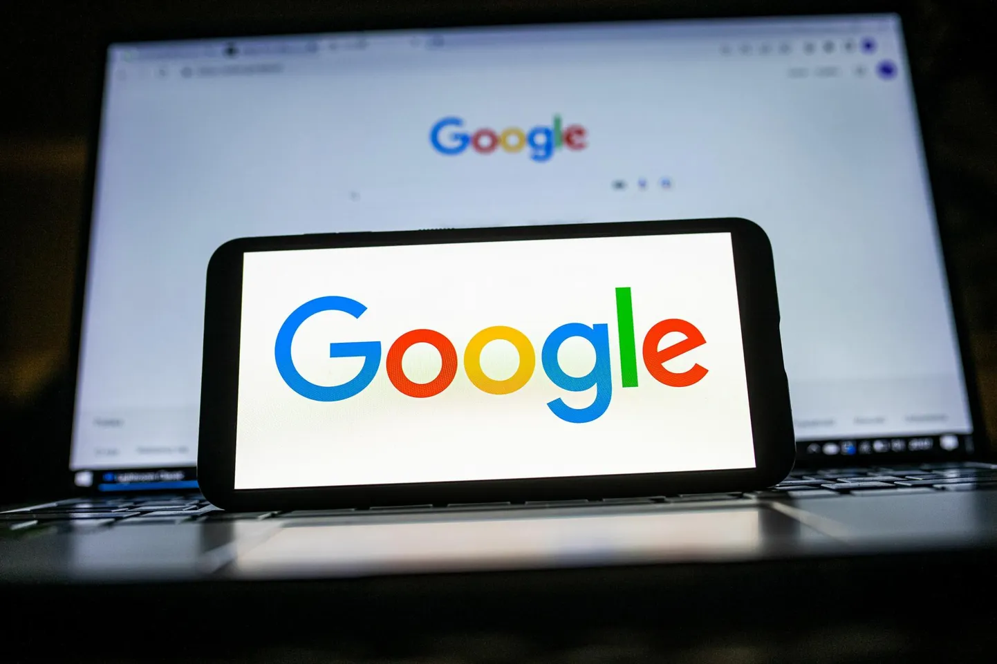 Üks helistajatest tutvustas ennast kui Google'i töötaja ja väitis kõnes, et mehe telefonis on viirus ja sinna tuleb programm paigaldada.