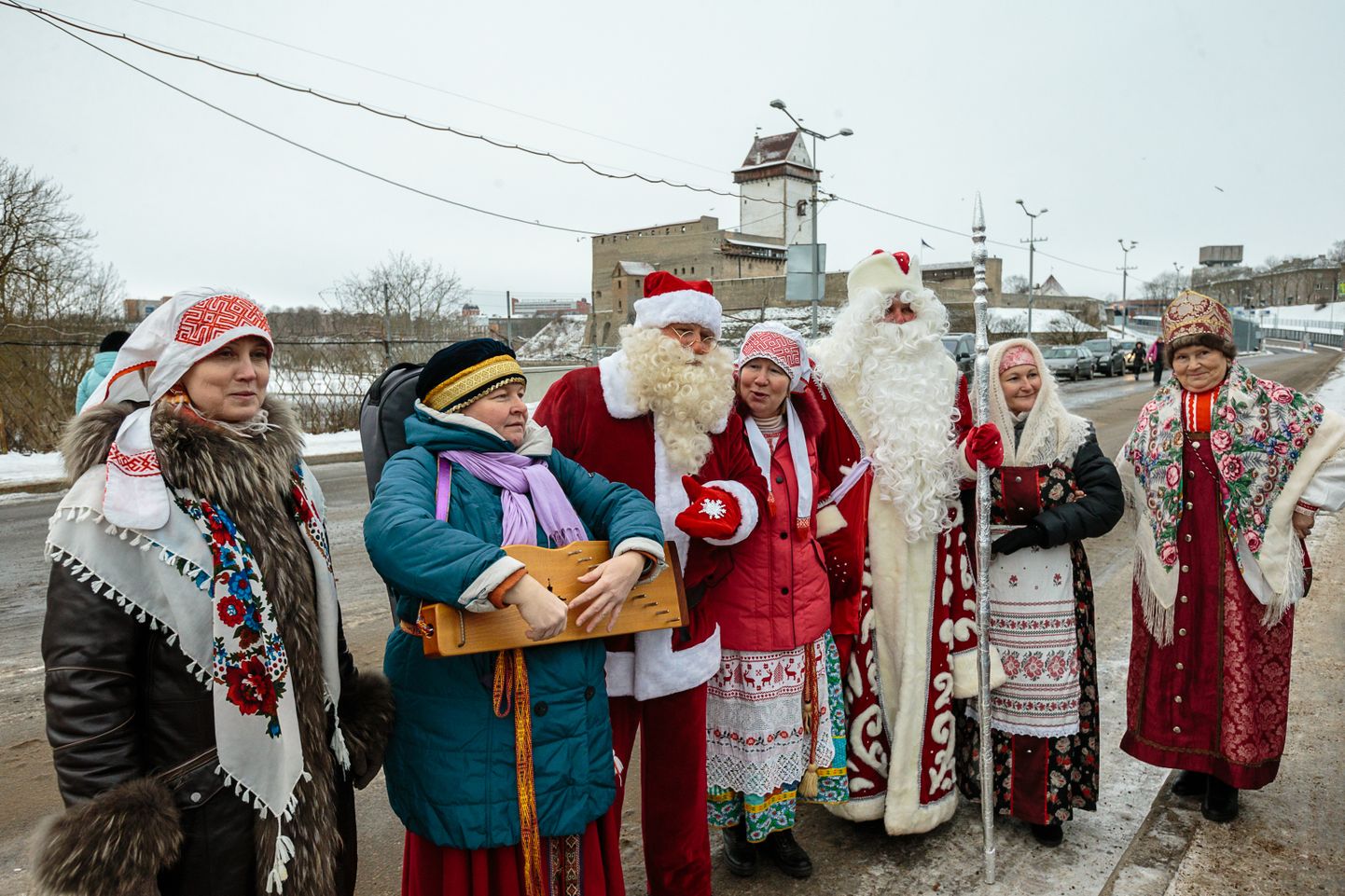 Jõuluvana ja Ded Morozi ning nende kaaskond kohtusid esmaspäeval Narva jõe sillal. ILJA SMIRNOV